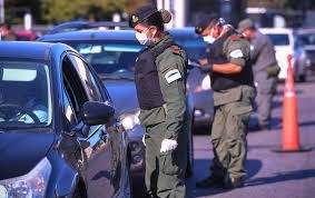 Pin de honor: Distinguen a efectivos de las fuerzas de seguridad que trabajaron en la cuarentena