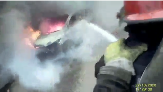 Video: así es el accionar en primera persona de los bomberos para apagar un incendio