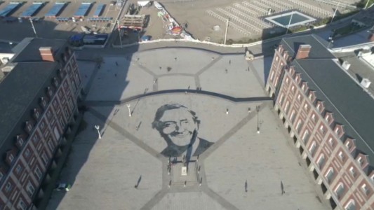Pintaron una imagen de Néstor Kirchner en la rambla y será inmediatamente borrada