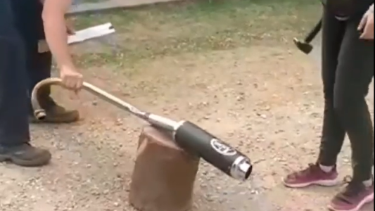 Santa Fe: Le secuestraron la moto por ruidos molestos y la obligaron a romperle el caño de escape