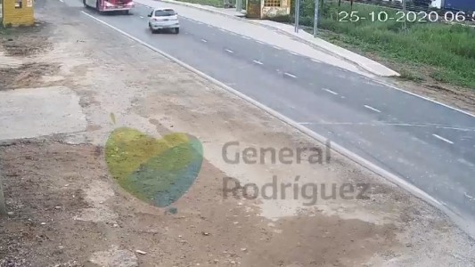 Video: choque fatal entre un colectivo y un auto que viajaba en contramano