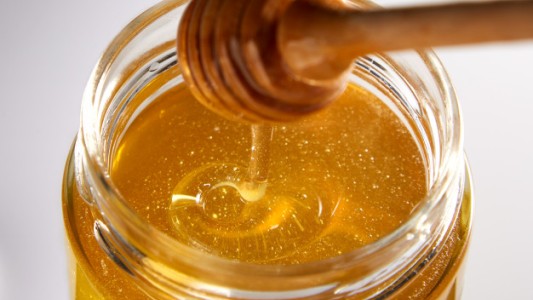 ANMAT prohibió la venta de una miel y un aceite de oliva