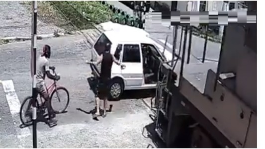 Video: se le quedó el auto sobre la vía y lo arrolló el tren con la conductora adentro