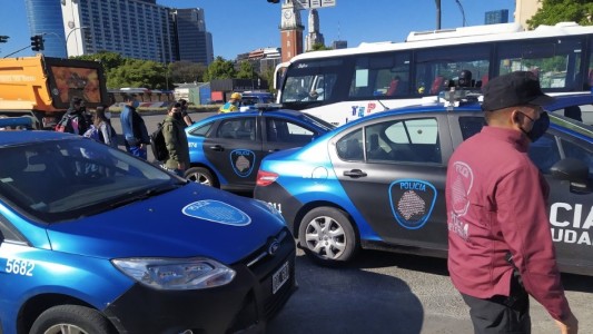 Pánico y tiroteo en Retiro: un hombre le sacó el arma reglamentaria a un policía y empezó a disparar