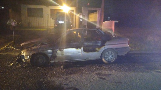 Sacó el auto del taller y se le prendió fuego mientras manejaba