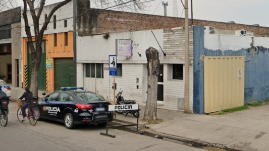 Policía extorsionó a una demorada, le sacó la tarjeta de la AUH y le robó 10 mil pesos