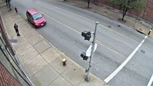 Video: mujer sufrió un paro cardíaco en la calle y un hombre le robó el celular