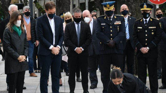 Descubren una placa en memoria del policía Juan Roldán a un mes de su asesinato en Palermo