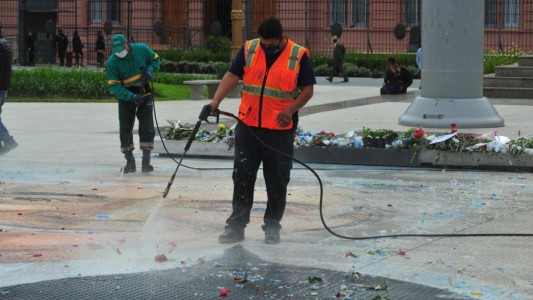 Empezaron a borrar el mural de Néstor Kirchner que pintaron en la Plaza de Mayo