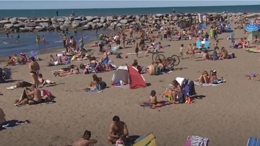 Así fue el adelanto del verano en la Costa: distanciamiento, barbijo y mates individuales