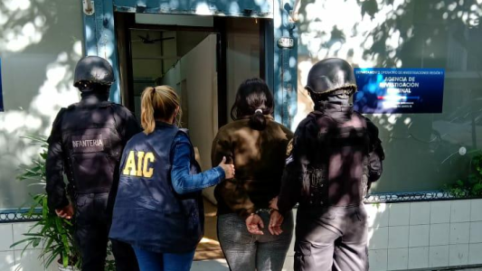 Detuvieron a una mujer que ofreció ayuda a un hombre con discapacidad pero le robó