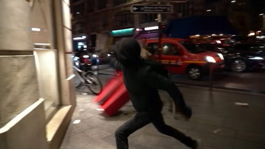 Centenares de parisinos protestan contra el regreso a la cuarentena