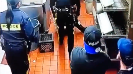 No quiso pagar la cuenta en un restaurante, se escapó por el techo y cayó delante de todos