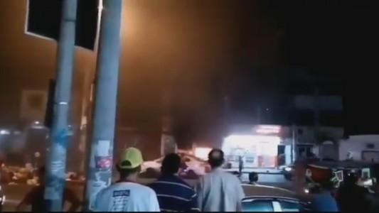 Impresionante explosión en un local de salchipapas