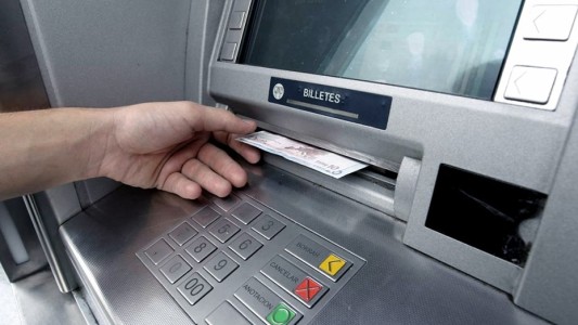 Tres Arroyos: le robaron el dinero que tenía en su cuenta y ahora le debe al banco