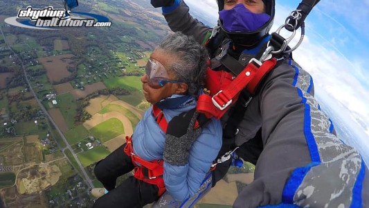 Cumplió 102 años y quiso celebrarlo tirándose en paracaídas