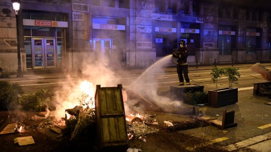 España: segunda noche de disturbios por restricciones contra el coronavirus