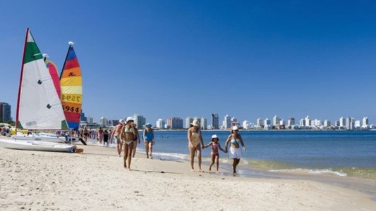 Pulsera electrónica: el insólito requisito que le exigirían a los argentinos para veranear en Uruguay