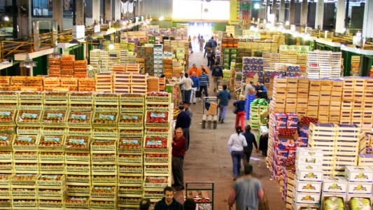 Frutas en supermercados cuestan más del doble que en el Mercado Central