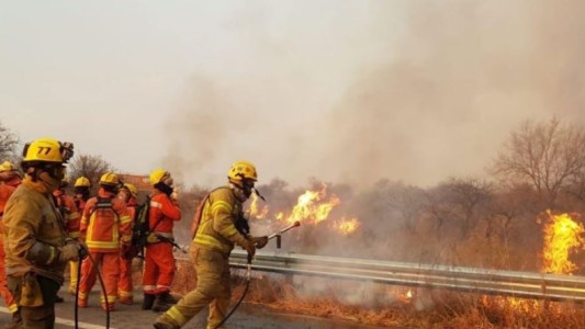 Bomberos combaten un incendio forestal en el oeste de Córdoba