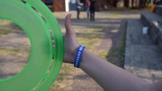 Pulseras azules, la campaña para ayudar a personas con autismo