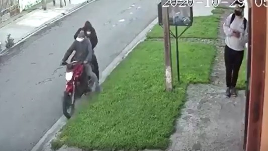 Video: motochorros le disparararon pero la bala no le dio de milagro