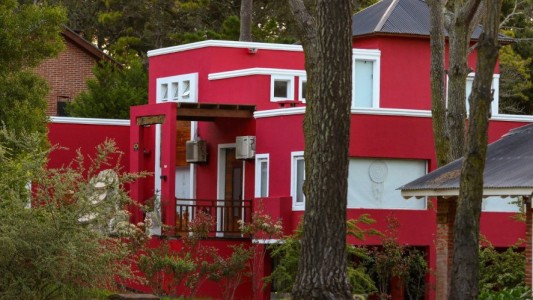 Usurparon una casa en Cariló y le pintaron la fachada de otro color