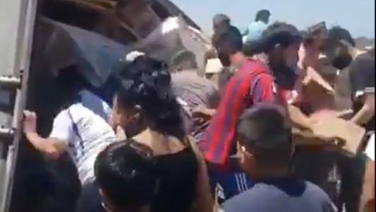 Saquearon la mercadería de un camión que volcó en Córdoba