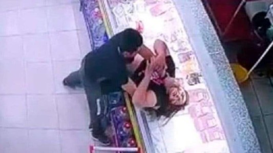 Video: ahorcó a su compañera de trabajo porque no le gustó la música que puso