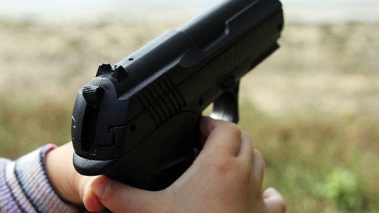 Un nene herido por otro chico mientras jugaban con un arma