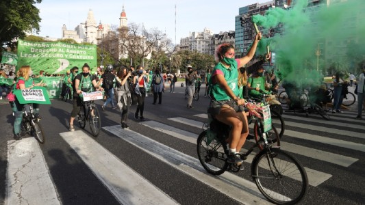La "caravana verde" marchó desde Plaza de Mayo al Congreso para pedir por el aborto legal
