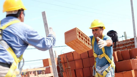 Acordaron un aumento salarial del 33% para los trabajadores de la construcción