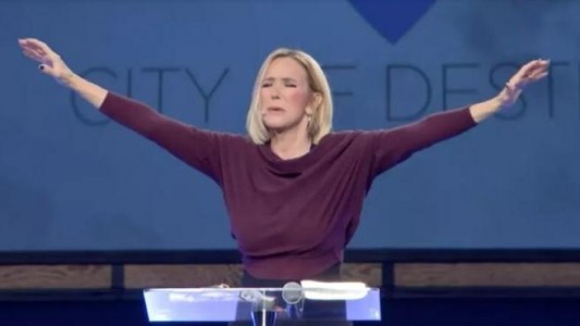 Video: el canto de la guía espiritual de Trump para ayudarlo a ganar la elección