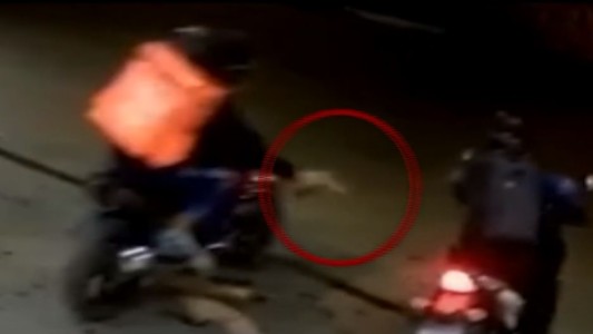 Video: lo persiguieron y le dispararon en la pierna para robarle la moto