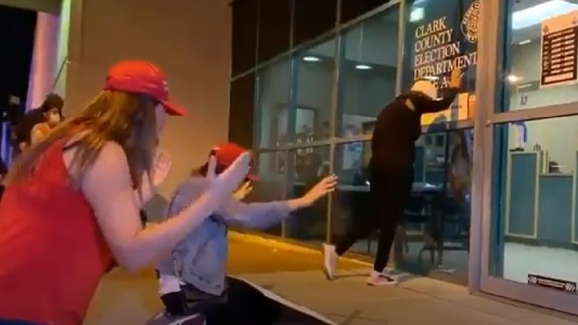 Los rezadores virales que piden por el triunfo de Donald Trump