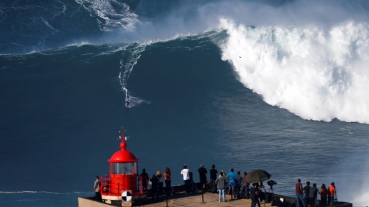 Dos surfistas y un aparatoso accidente mientras montaban una gigantesca ola