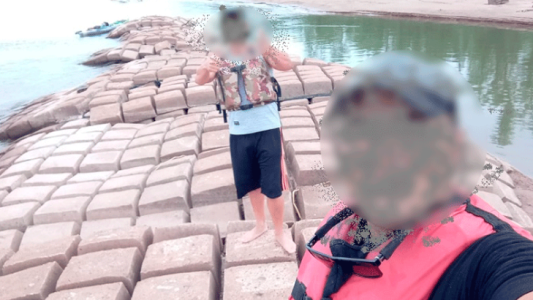 Kayakistas parados sobre la "manta protectora" del túnel subfluvial