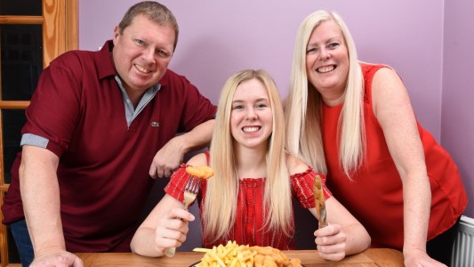 La joven que sólo comió patitas de pollo y papas fritas hasta los 19 años