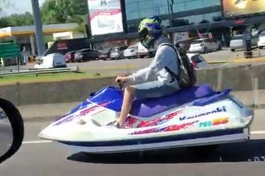 Video viral: el hombre que circula en una moto de agua por la Panamericana