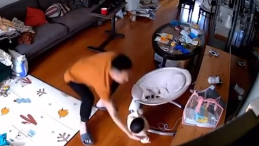Video: ataja a su beba en el aire cuando caía de una silla mecedora