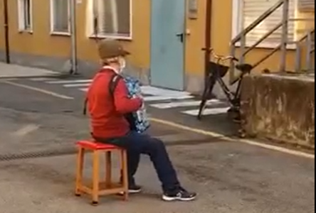 Abuelo de 81 años toca serenatas para su esposa internada