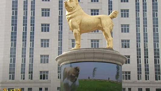Insólito: El presidente de Turkmenistán presentó la estatua gigante de perro dorado