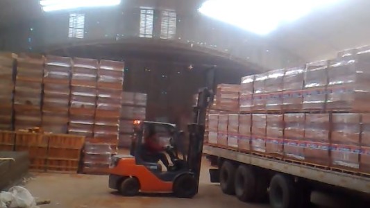 La atropellaron con máquina autoelevadora en su trabajo y murió