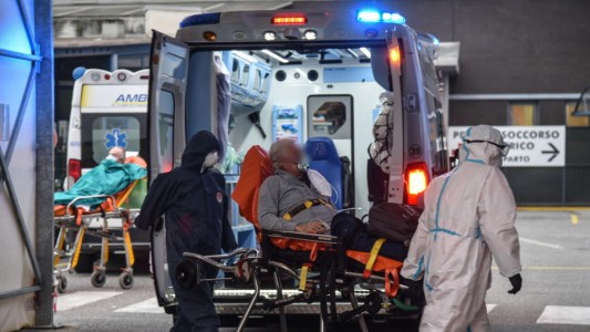 Italia: conmoción por un video de un hombre de 84 años muerto de coronavirus en el baño de un hospital