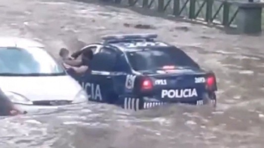Dramático rescate de un nene en medio de la inundación en Mendoza