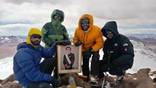 Escalaron más de 6700 metros con una foto de Carlos Menem