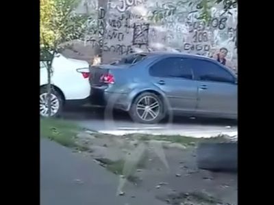 Una mujer destrozó el auto de su marido diciendo que no pagaba la cuota alimentaria de sus hijos