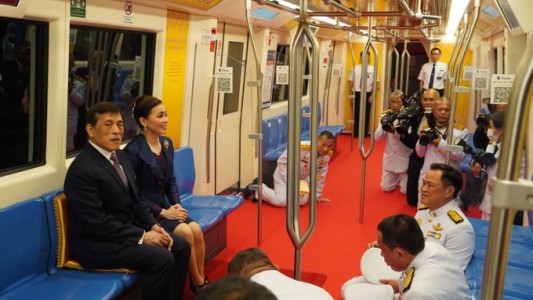 Polémica por fotos del rey de Tailandia rodeado de personal que se arrastra a su alrededor