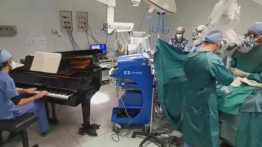 Video: operan a un nene de 10 años mientras un doctor toca el piano en el quirófano