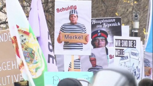 Policía dispersa manifestación de negacionistas del Coronavirus en Berlín